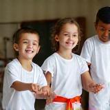 Turma infantil brincando de Capoeira